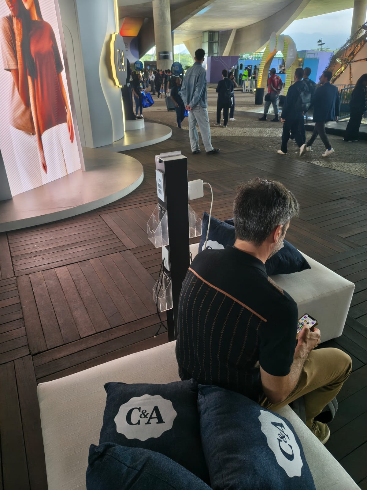 Locação de totem carregador de celular para eventos