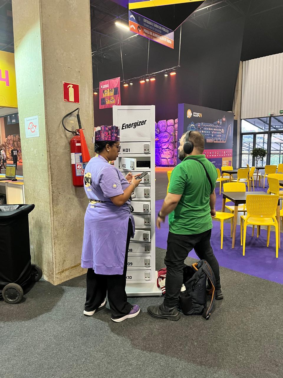 Totens carregadores de celular SuperTotem na CCXP