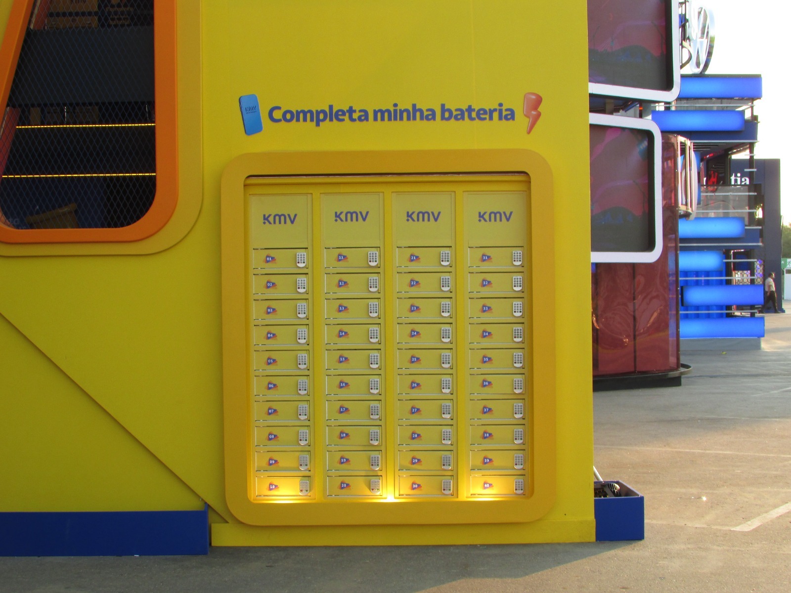 Totem carregador personalizado como mídia de marca em convenção empresarial
