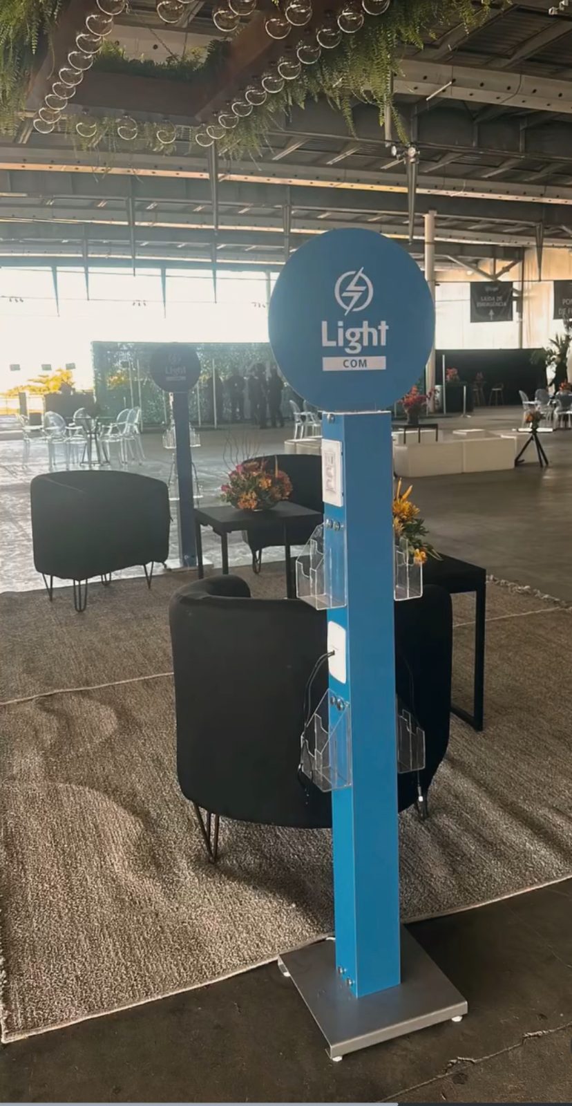 Totem carregador de celular bivolt em festival
